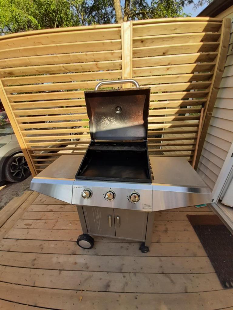 - un grill installé au-dessus d'une terrasse en bois dans l'établissement mobile home entierement équipé, à La Roque-dʼAnthéron