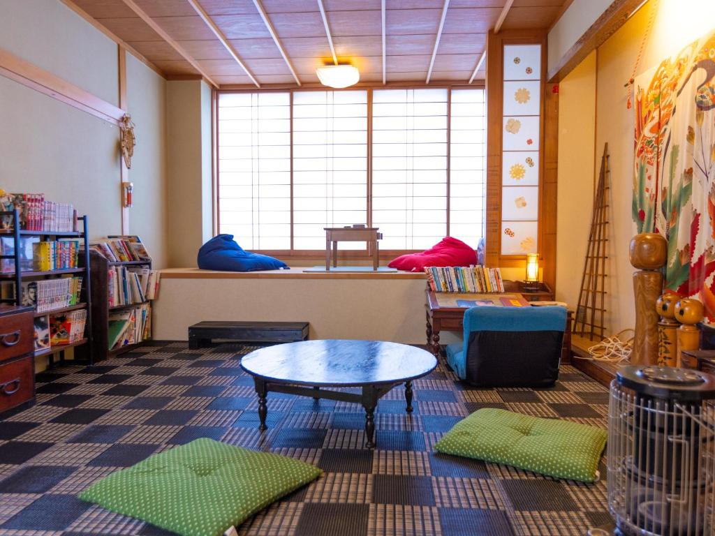 une bibliothèque avec une table, des chaises et un canapé dans l'établissement Yunohara, à Mogami 37 autres photos