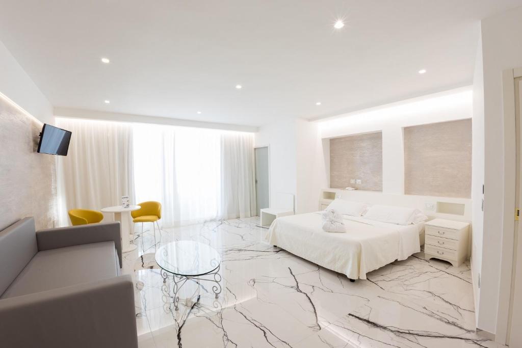 - une chambre blanche avec un lit et un canapé dans l'établissement Grand Hotel Costa Brada, à Gallipoli 93 autres photos