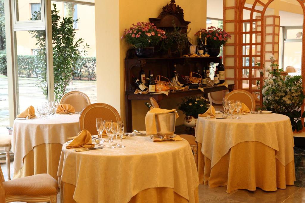 d'une salle à manger avec deux tables et un chiffon de table jaune. dans l'établissement Grand Hotel Villa Balbi, à Sestri Levante