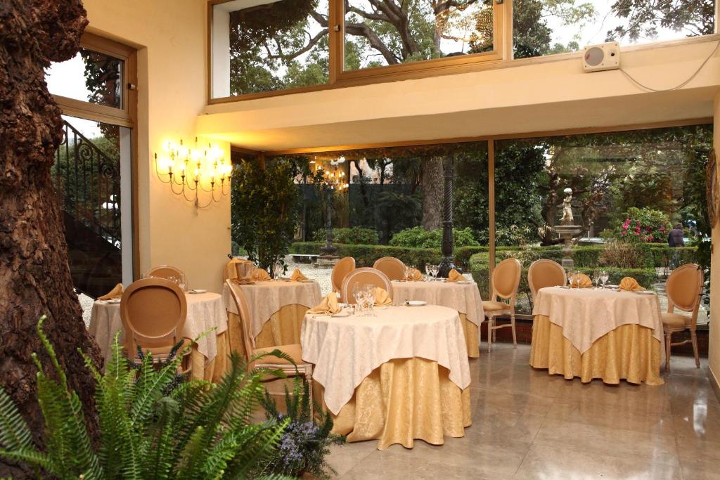 une salle à manger avec tables et chaises dans un bâtiment dans l'établissement Grand Hotel Villa Balbi, à Sestri Levante