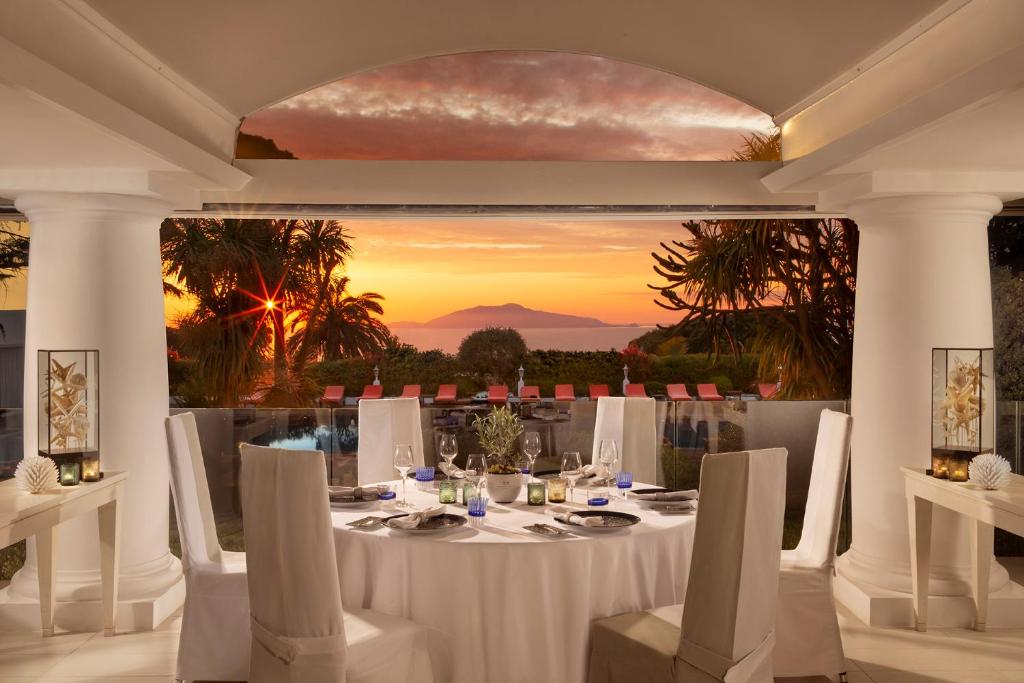 une salle à manger avec une table avec vue dans l'établissement Jumeirah Capri Palace, à Anacapri