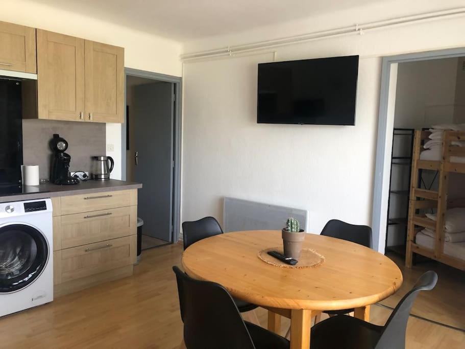 une cuisine avec une table en bois et des chaises ainsi qu'une salle à manger dans l'établissement Appartement avec vue sur le lac de matemale, aux Angles