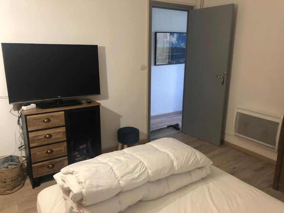 - une chambre avec un lit et une télévision à écran plat dans l'établissement Appartement avec vue sur le lac de matemale, aux Angles