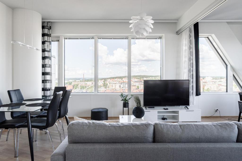 Stunning Views 2BR with Sauna - Nokia Arena 2