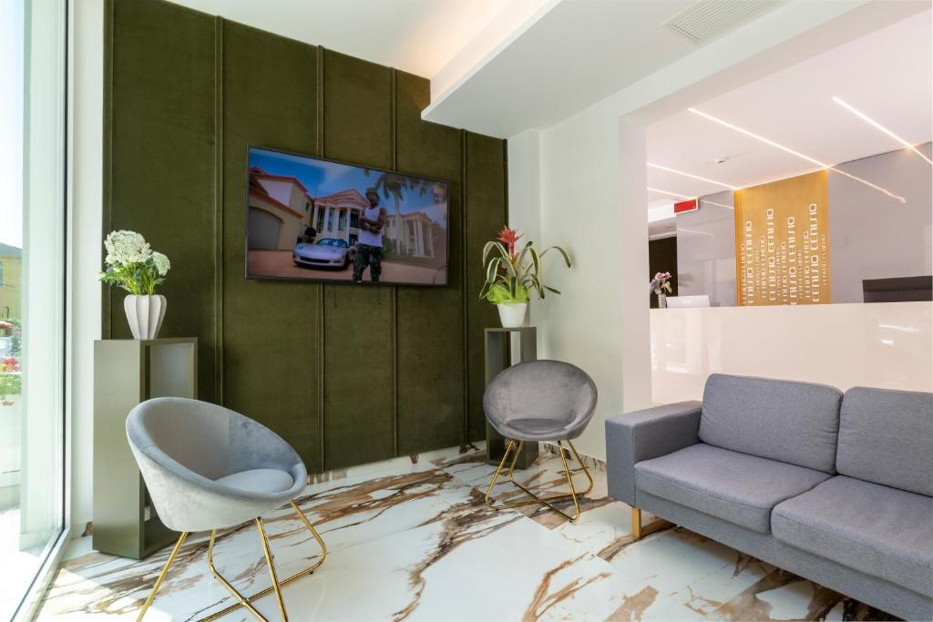 un salon avec un canapé et deux chaises dans l'établissement Hotel Cenisio, à Rimini