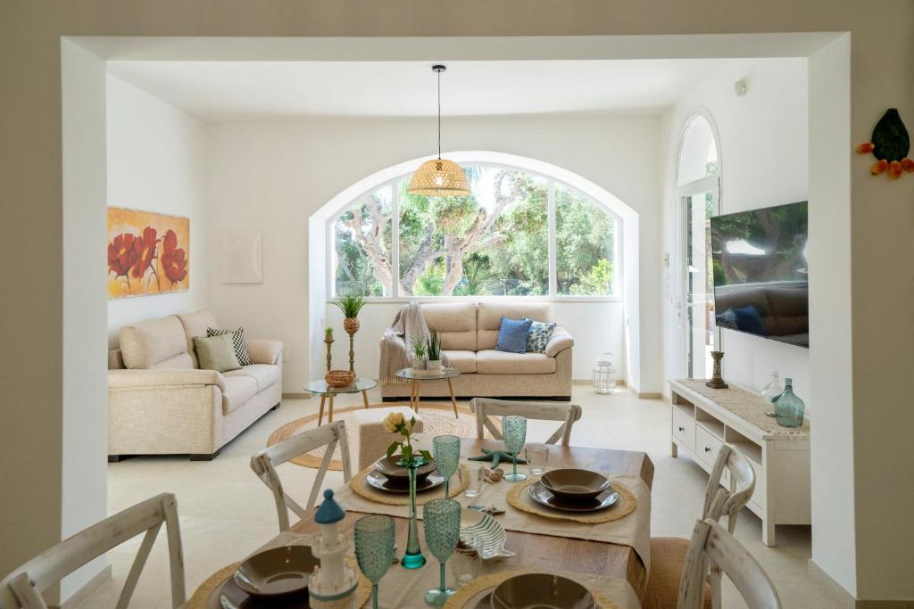 un salon avec une table et des chaises dans l'établissement Villa Machri - Con Piscina Privata E Ampio Giardino Vicina Al Mare, à Gagliano del Capo