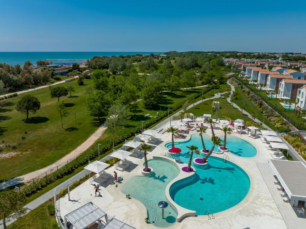 une vue aérienne d'une piscine dans un complexe hôtelier dans l'établissement Pareus Beach Resort, à Caorle