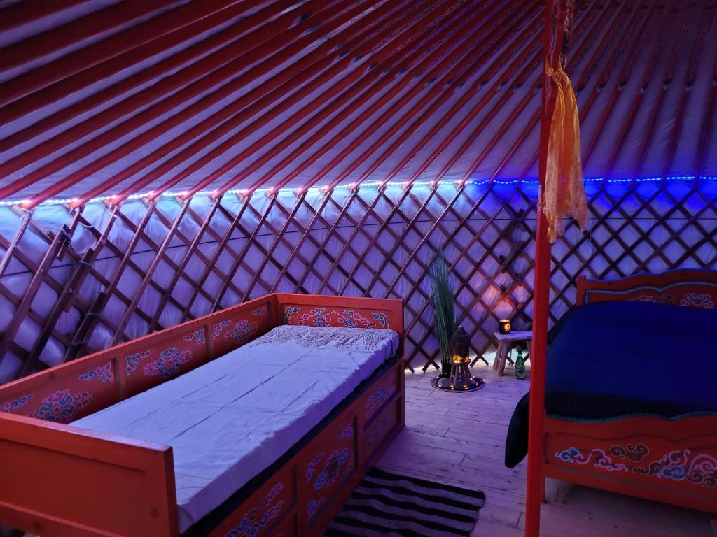 - une chambre avec un lit à baldaquin dans l'établissement Clos Des Monts, à Saint-Martin-des-Besaces