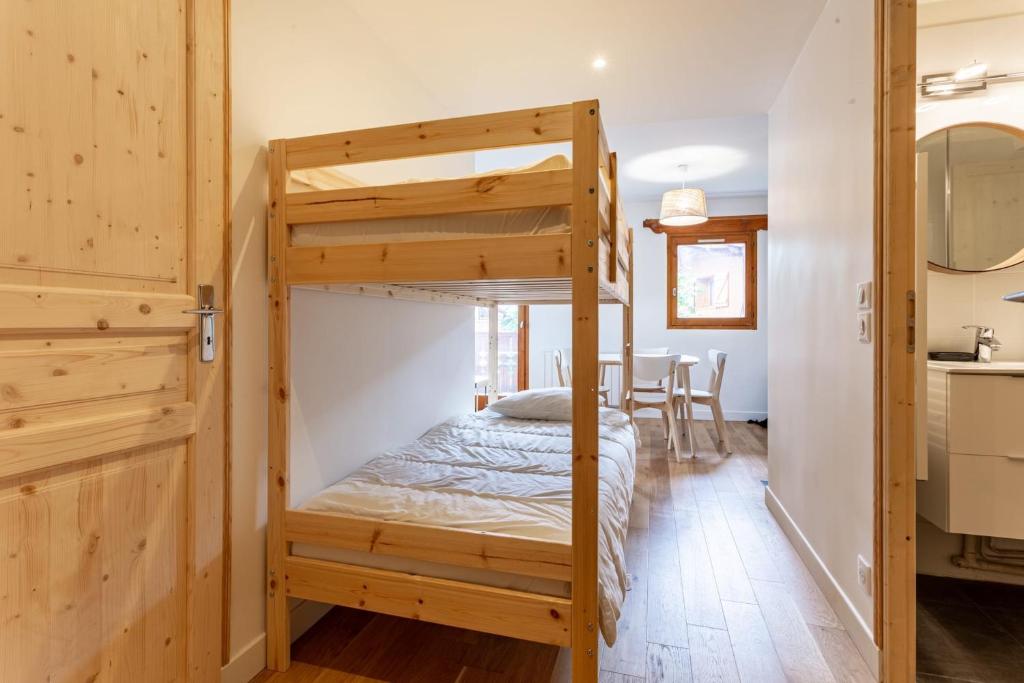 Il comprend une chambre avec des lits superposés et une cuisine. dans l'établissement TRÈS LUMINEUX Cocon avec BALCON près des pistes, à Courchevel
