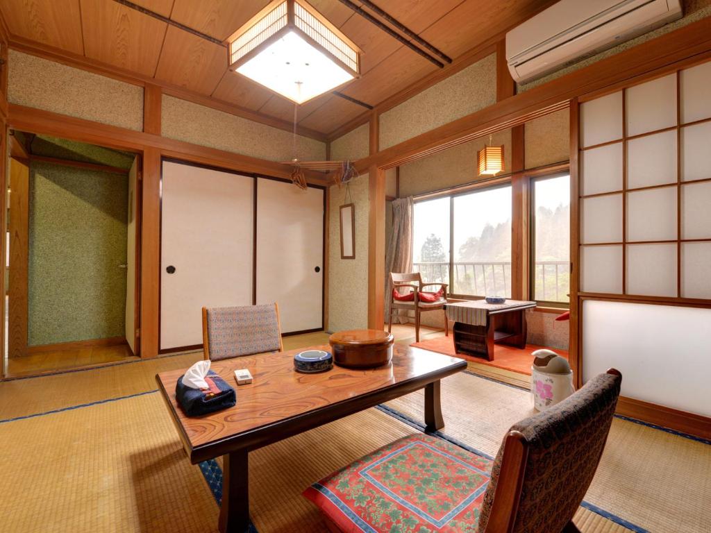 une pièce avec une table et des chaises dans une pièce dans l'établissement Setoguchi, à Tōkamachi