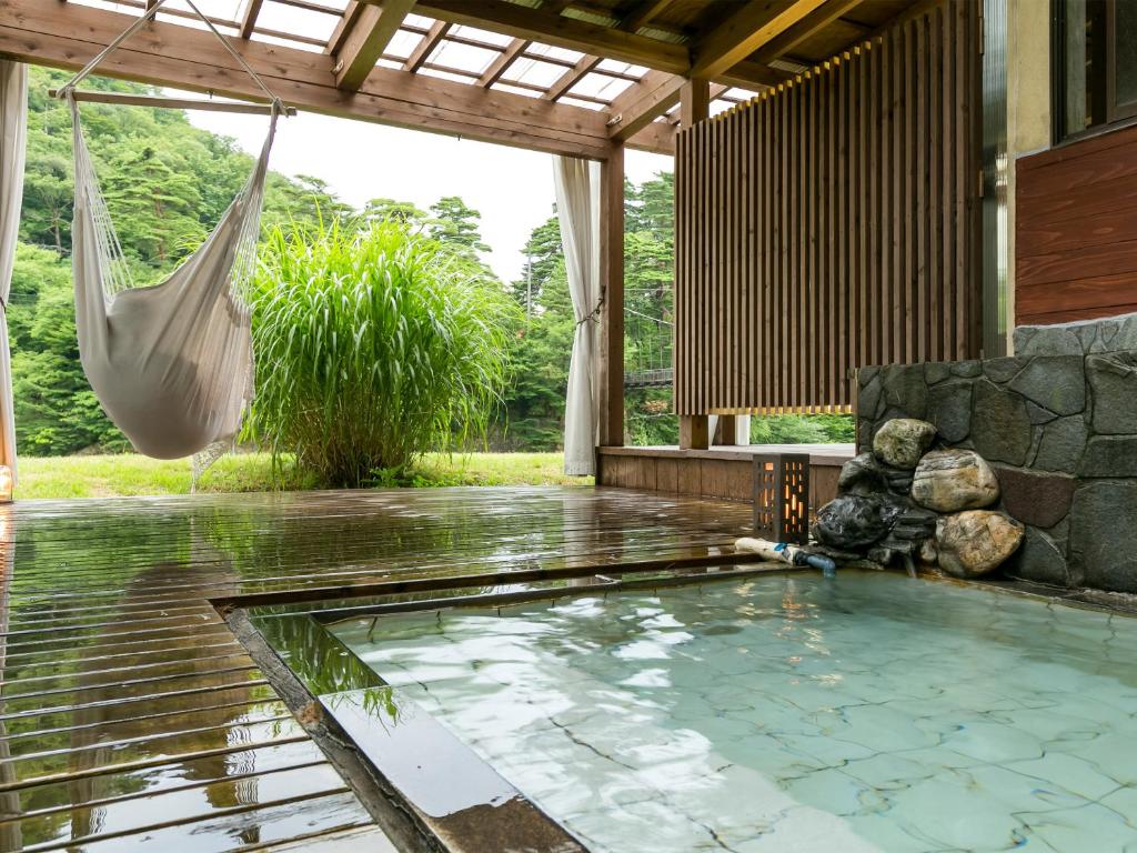 - une piscine avec hamac dans une maison dans l'établissement Takanosukan, à Sekikawa