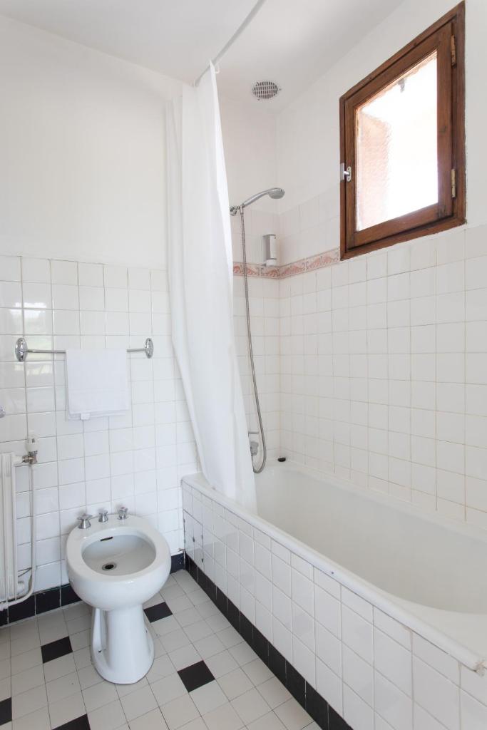 une salle de bain avec toilettes, baignoire et lavabo dans l'établissement Hotel le Chamois, à L'Alpe-d'Huez 37 autres photos