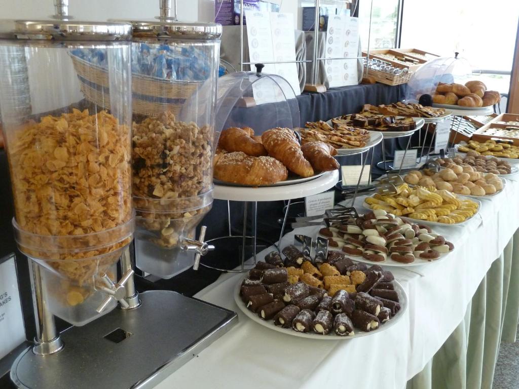 - un buffet composé de différents types de pâtisseries et de desserts dans l'établissement Hotel Mistral, à Termoli