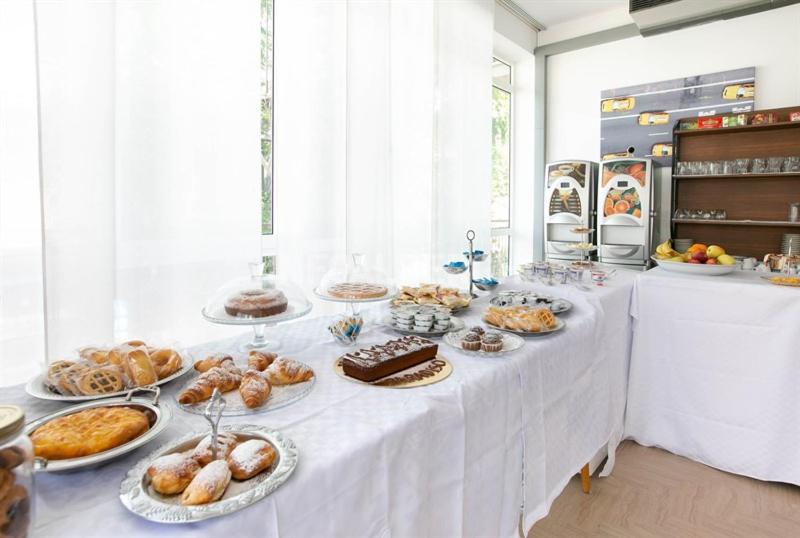- une table avec de nombreux types de pâtisseries dans l'établissement Hotel Paradiso, à Rimini