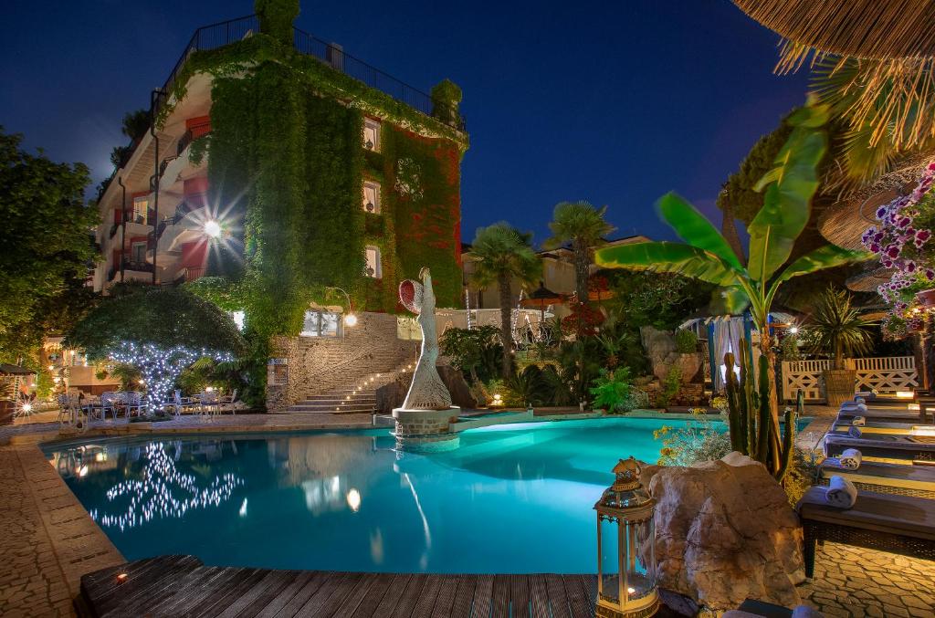 - une piscine en face d'un bâtiment la nuit dans l'établissement Milton Boutique Hotel - Adults Only, à Lido di Jesolo 92 autres photos
