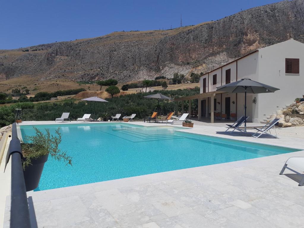 une piscine devant un immeuble dans l'établissement Tenuta Torrebianca Villa con Piscina panoramica, à Erice