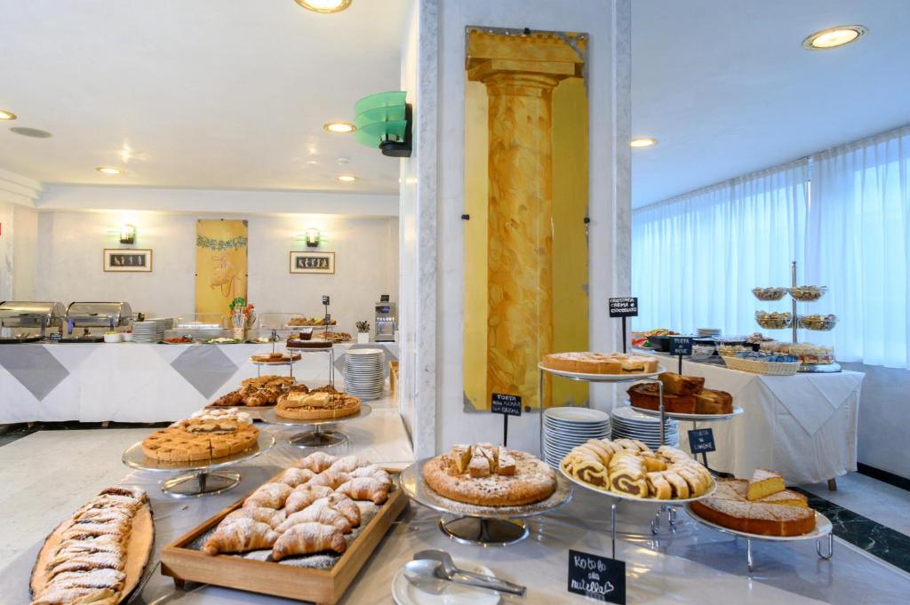 une boulangerie avec une variété de tartes et de pâtisseries à l'exposition dans l'établissement Atilius Hotel & Suites, à Riccione