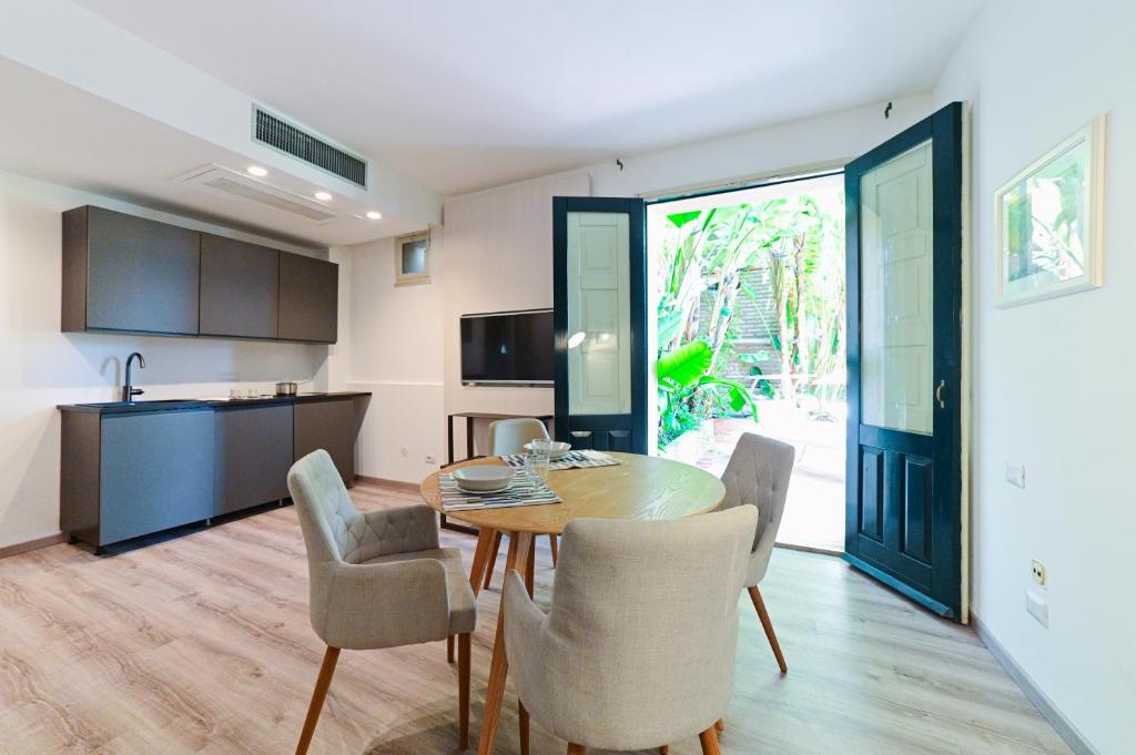 une cuisine et une salle à manger avec une table et des chaises dans l'établissement Hotel Baia Delle Sirene, à Taormine 84 autres photos
