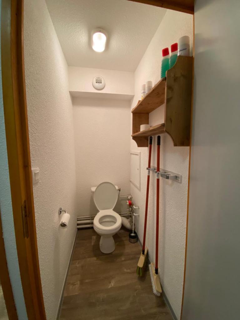 Elle comprend une petite salle de bains pourvue de toilettes. dans l'établissement Valmeinier 1800 - Ecrin des neiges, à Valmeinier 7 autres photos