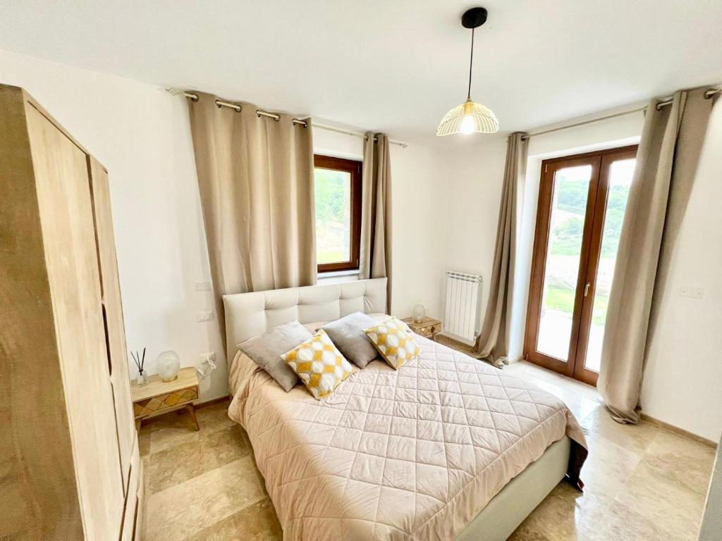 une chambre avec un grand lit avec des oreillers dessus dans l'établissement Villa Podere Vista Verde, à Castel del Piano 59 autres photos