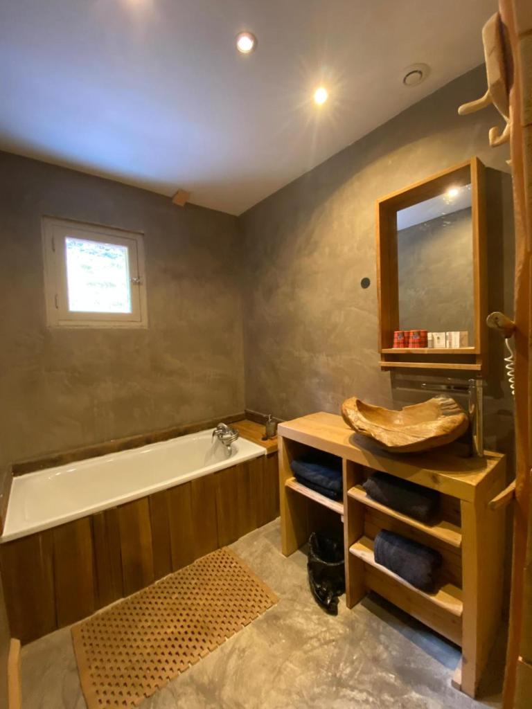 une salle de bain avec une baignoire et un lavabo dans l'établissement Hotel Green Ecolodge, à La Colmiane 37 autres photos