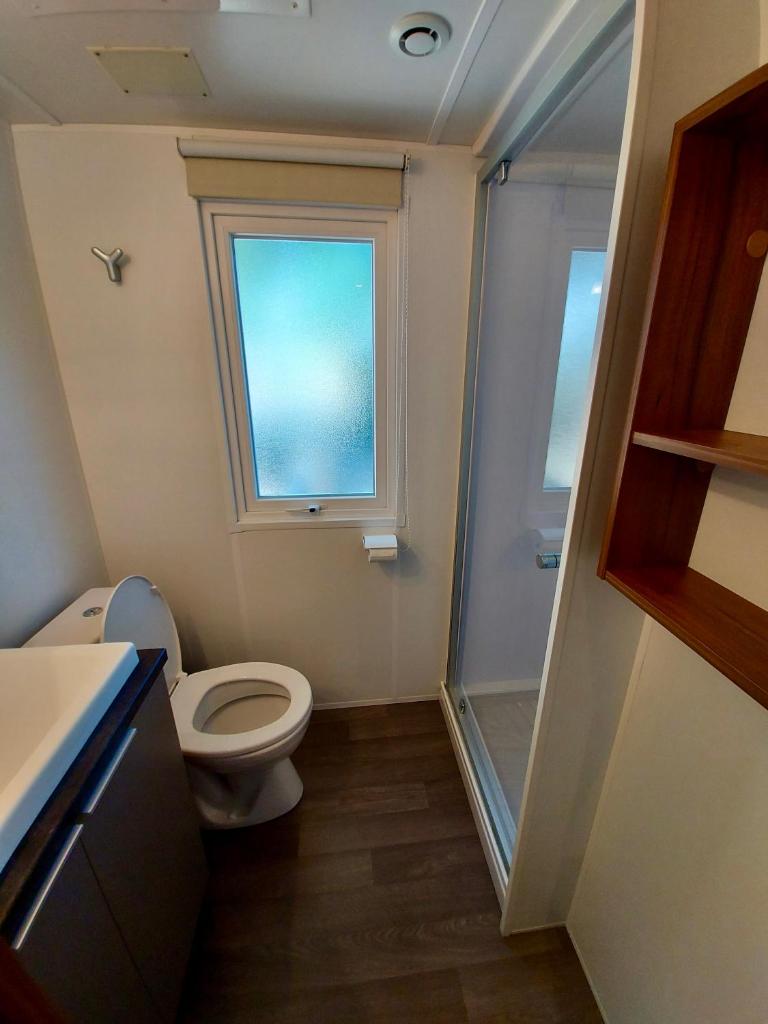 Elle comprend une petite salle de bains pourvue de toilettes et d'une fenêtre. dans l'établissement Mobilhomes du Kerdidrouz du Léon PONT AVEN, à Pont-Aven 17 autres photos