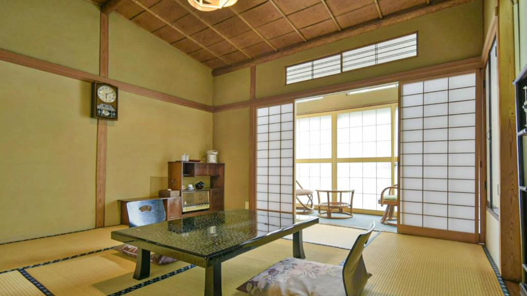 - un salon avec une table dans une pièce dotée de fenêtres dans l'établissement Irorinoyado Ashina, à Aizuwakamatsu 51 autres photos