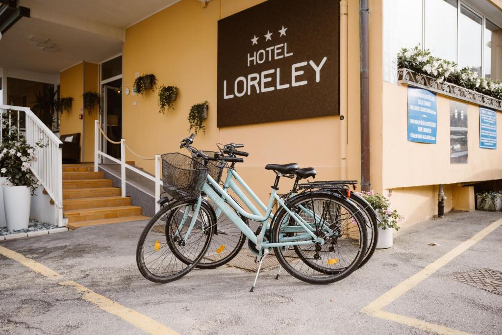 - deux vélos garés devant le hall de l'hôtel dans l'établissement Hotel Loreley, à Lido di Jesolo