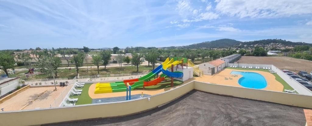 - une vue aérienne sur une aire de jeux avec un parc aquatique dans l'établissement Camping LES PEUPLIERS, à Hyères