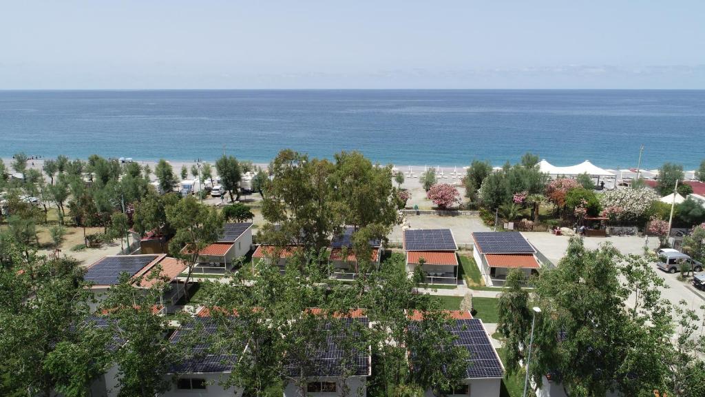 - une vue aérienne sur un complexe avec des panneaux solaires et l'océan dans l'établissement Tropical Suite, à Diamante