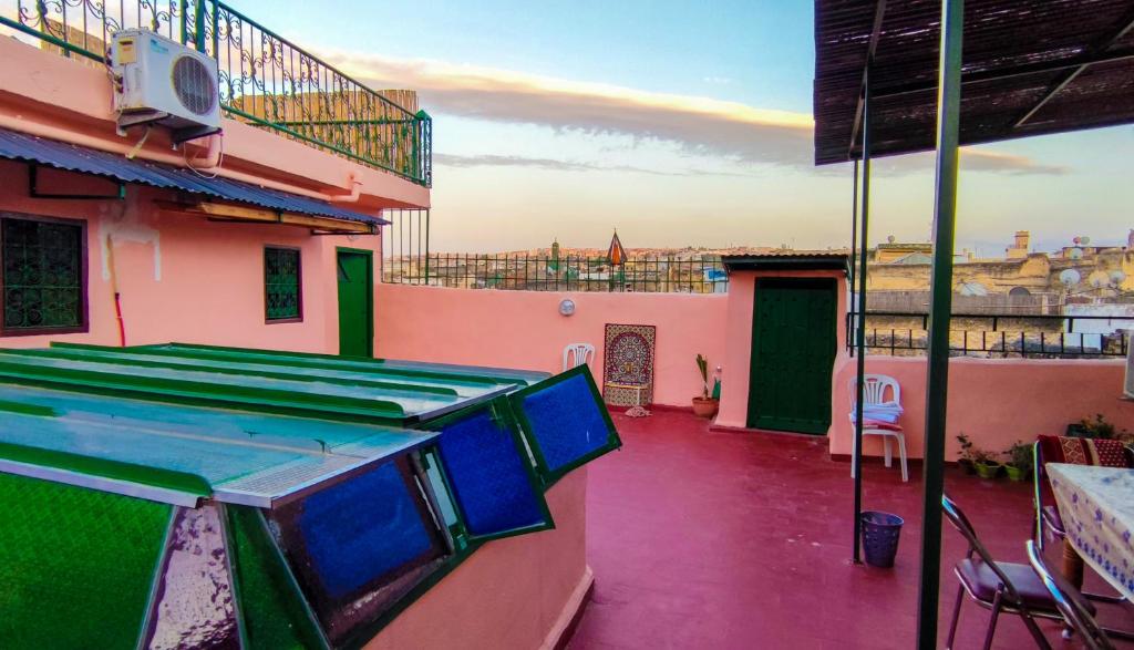 un balcon avec vue sur un immeuble dans l'établissement Riad Fes Basma, à Fès