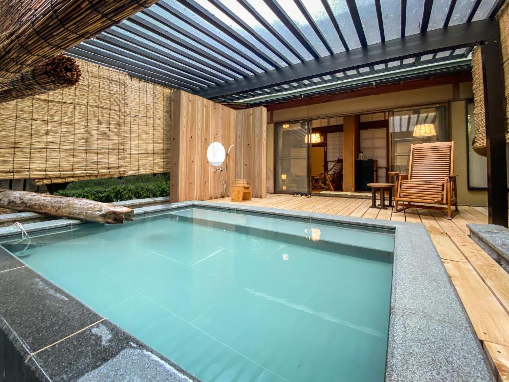 une piscine dans une maison avec une pergola dans l'établissement Hanakanzashi, à Nihommatsu