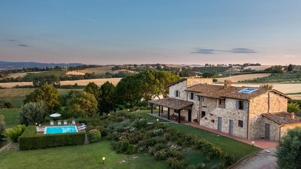 une vue aérienne d'une maison avec piscine dans l'établissement La Panoramica 8, Emma Villas, à Papiano
