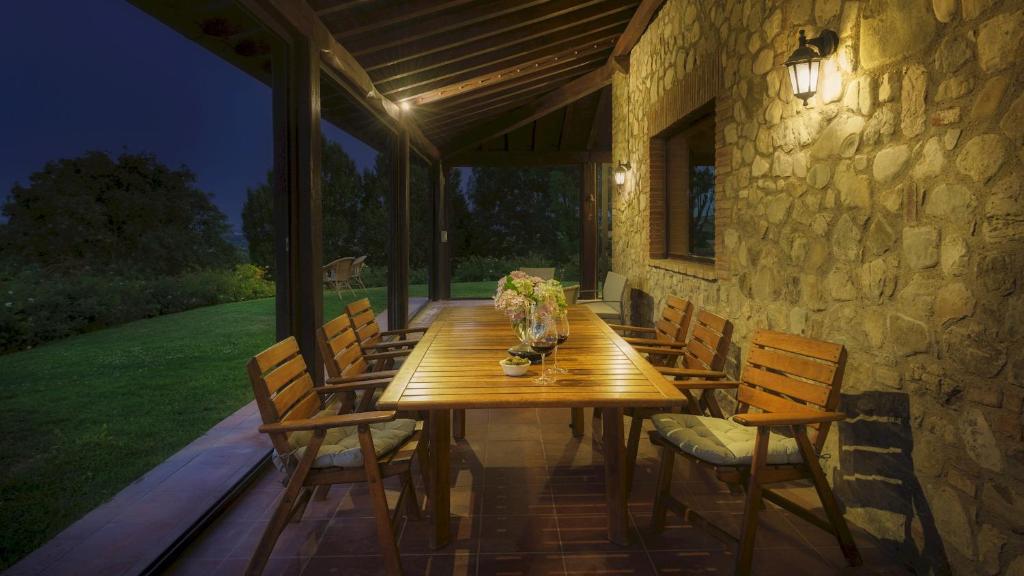 une table et des chaises en bois sur une terrasse dans l'établissement La Panoramica 8, Emma Villas, à Papiano
