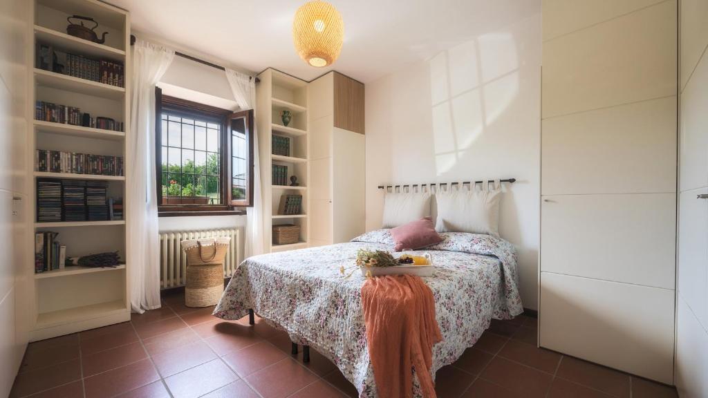 une chambre avec un lit avec une table et une fenêtre dans l'établissement La Panoramica 8, Emma Villas, à Papiano 44 autres photos