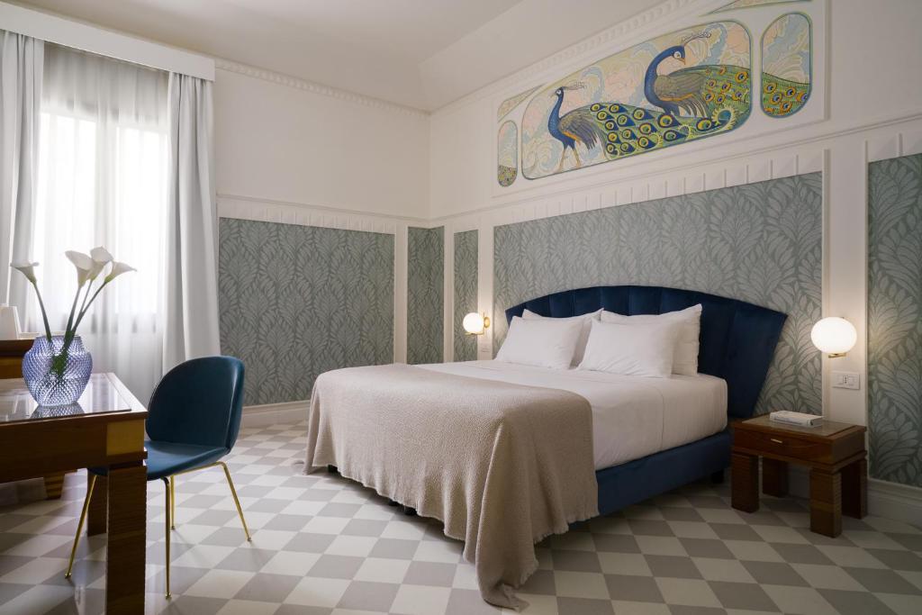 une chambre d'hôtel avec un lit, un bureau et une sidx dans l'établissement Patria Palace Lecce - The Leading Hotels of The World, à Lecce