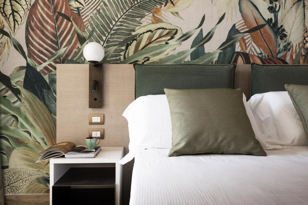 - une chambre dotée d'un lit avec du papier peint végétal dans l'établissement Life Hotel 4 Superior, à Bibione