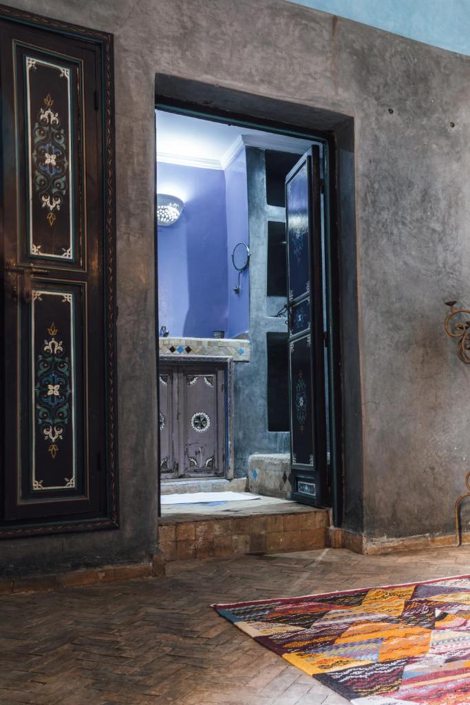 une porte ouverte menant à une salle de bains pourvue d'une douche. dans l'établissement La Casa Ysabella, à Marrakech