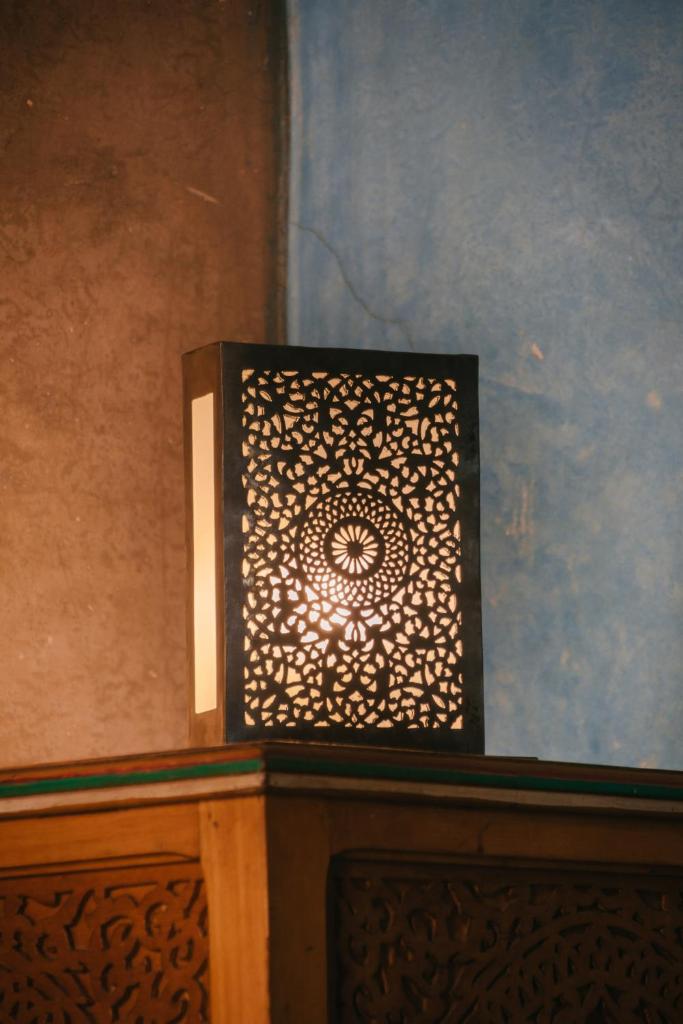une boîte en bois avec un design au-dessus d'une table dans l'établissement La Casa Ysabella, à Marrakech