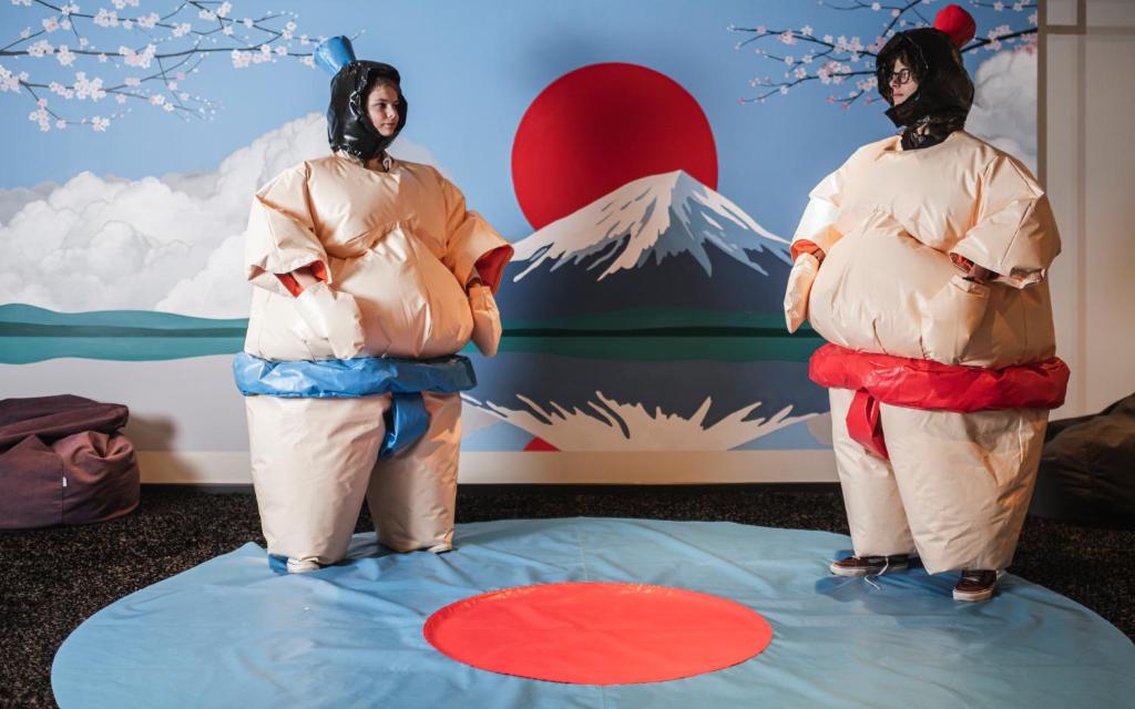 deux femmes en kimonos debout sur une table devant un tableau dans l'établissement Falkensteiner Family Resort Lido Superior, à Chienes 113 autres photos
