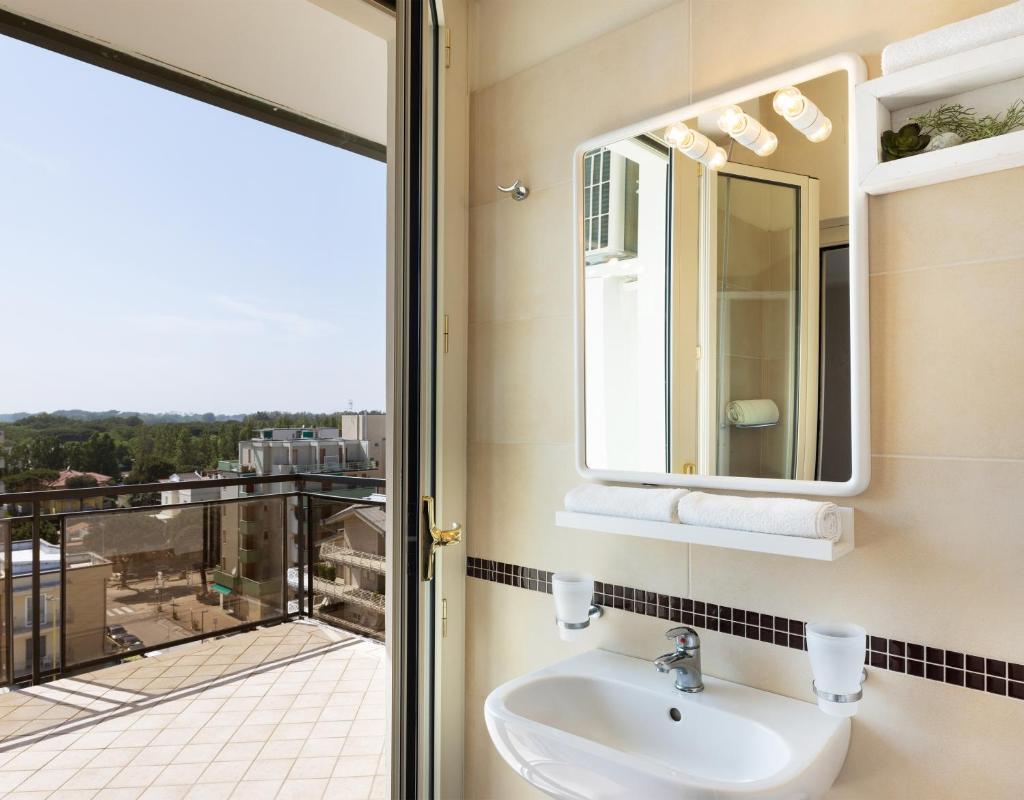 une salle de bain avec un lavabo et une fenêtre dans l'établissement Hotel Constellation, à Lido di Savio