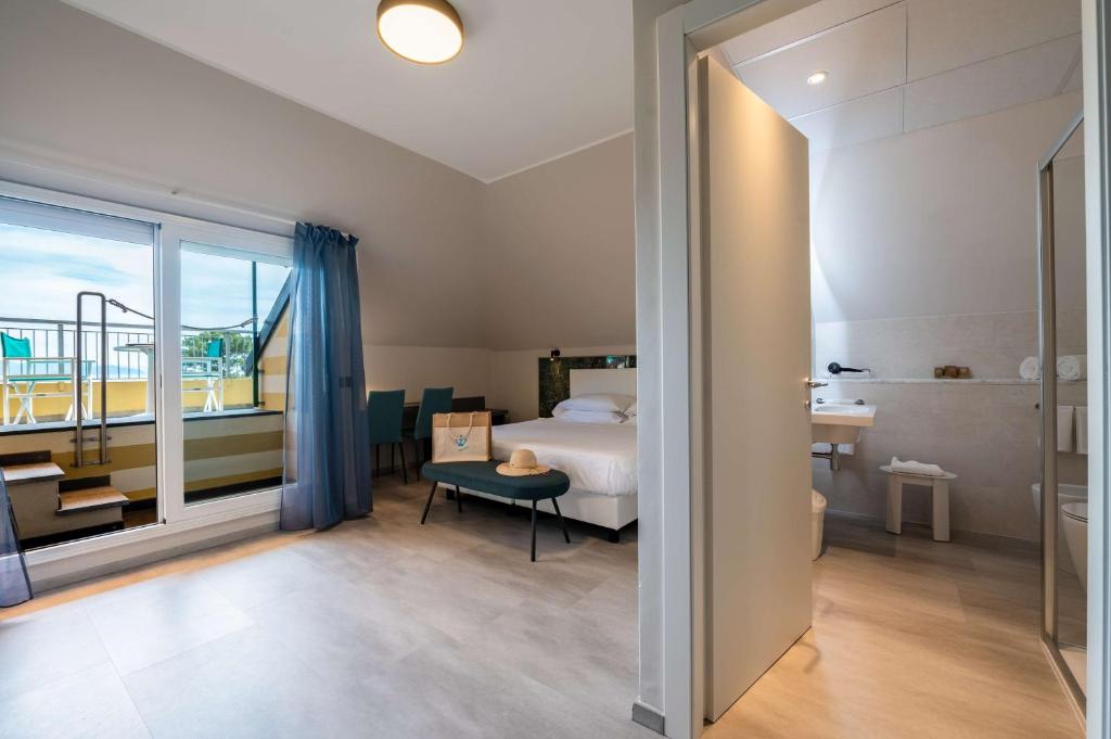 une chambre d'hôtel avec un lit et un balcon dans l'établissement Best Western Regina Elena, à Santa Margherita Ligure