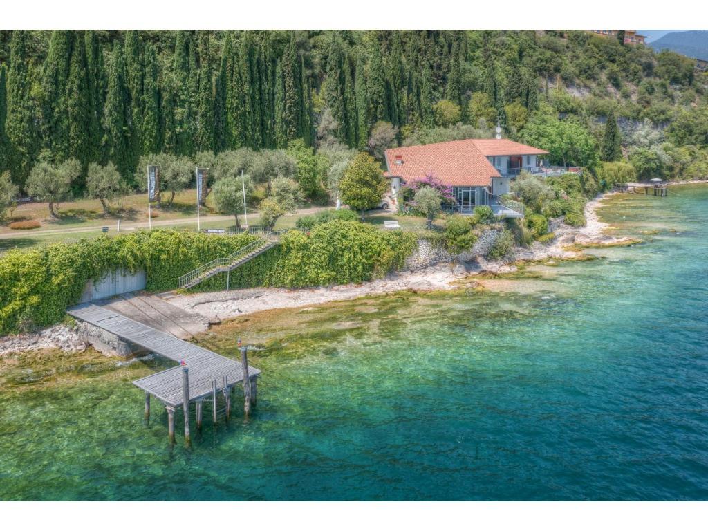 Vue aérienne d'une maison sur une île dans l'eau dans l'établissement Villa Cappellina, à Toscolano Maderno