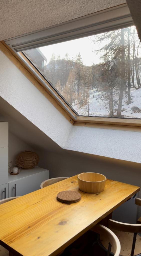 - une table en bois dans une chambre avec fenêtre dans l'établissement Appartement 4 personnes Puy St Vincent 1700, à Puy-Saint-Vincent 18 autres photos