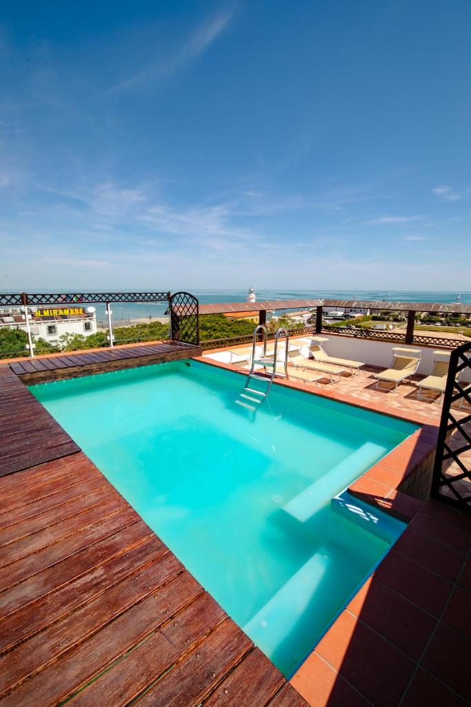 - une piscine sur une terrasse avec vue sur l'océan dans l'établissement New Bristol Sport Hotel, à Cesenatico
