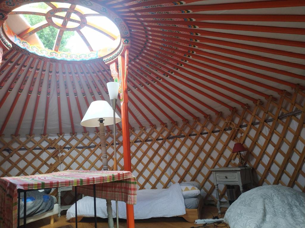 une chambre avec une grande yourte et une fenêtre dans l'établissement Eco Yourte Lac du Bourget, à Conjux