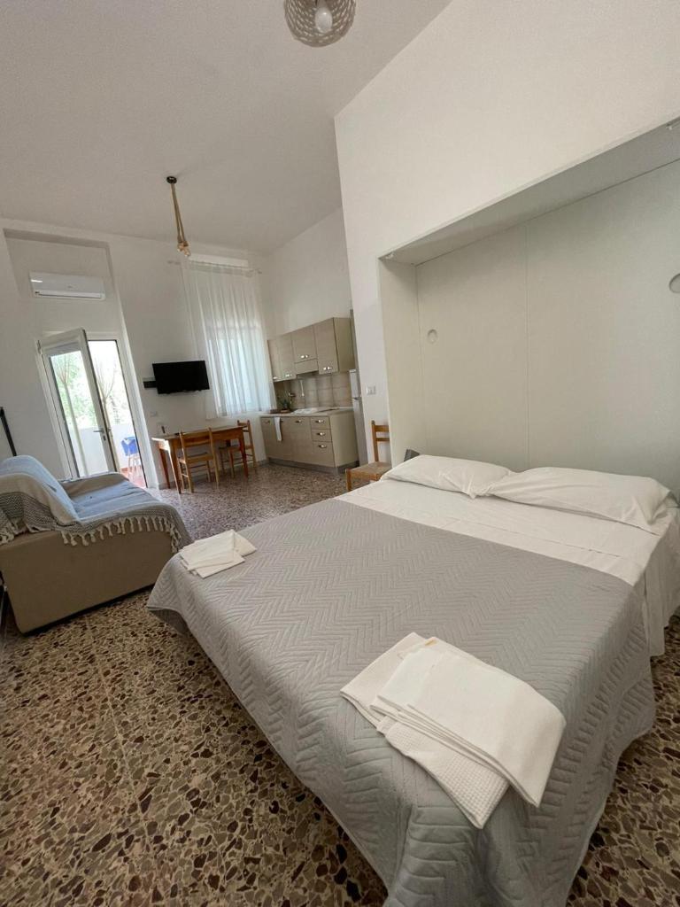 une chambre avec un grand lit et une cuisine dans l'établissement Camping Apartment Vignanotica, à Mattinata 70 autres photos