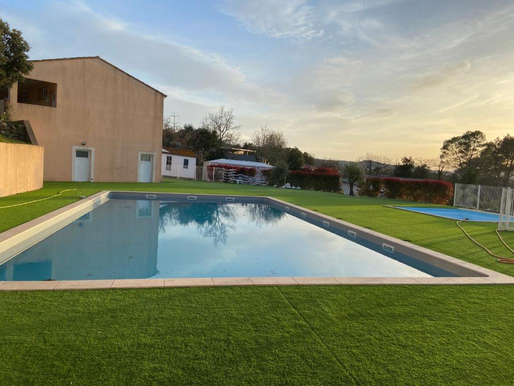 une piscine au milieu d'une cour dans l'établissement Soleiluna, à Rocbaron
