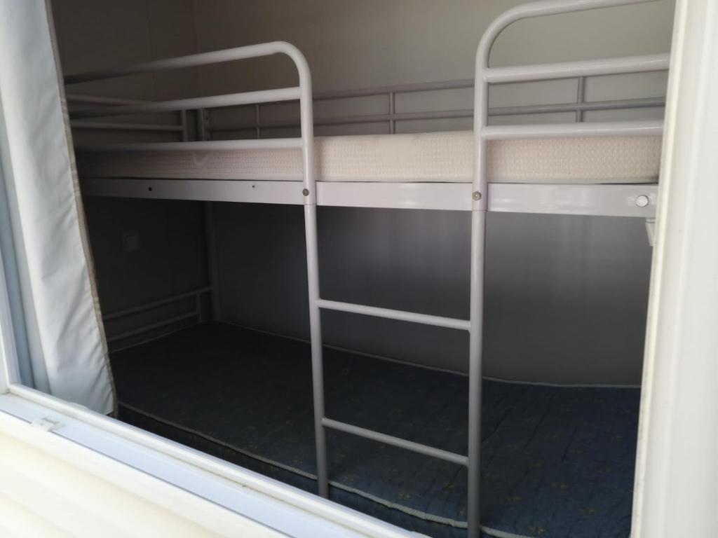 une chambre avec deux lits superposés et une fenêtre dans l'établissement Soleiluna, à Rocbaron 14 autres photos